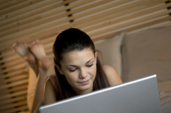 Genç kızın üstünde laptop — Stok fotoğraf