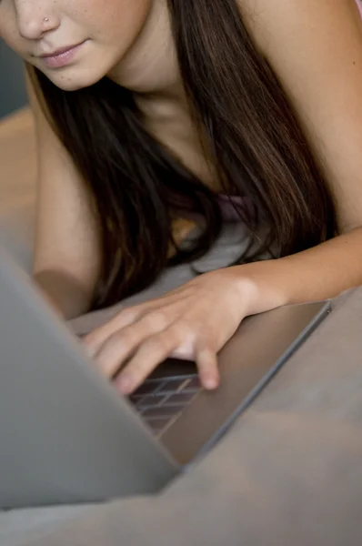 Menina adolescente no laptop — Fotografia de Stock