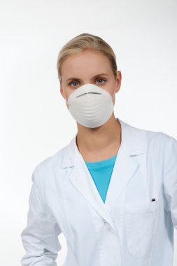 genç bir kadın doktor koruyucu maske