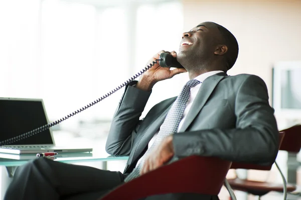 Uomo d'affari rilassato al telefono — Foto Stock