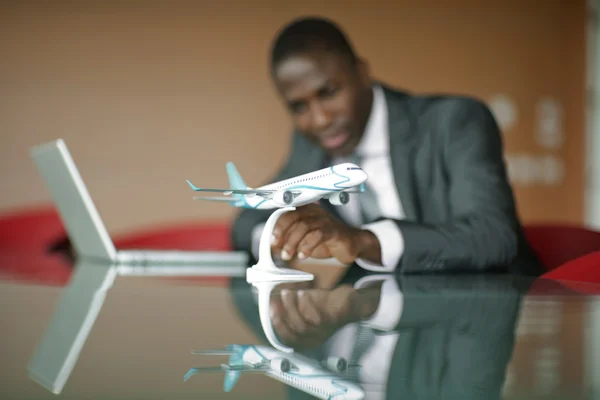 Молодой инженер со своей моделью самолета — стоковое фото