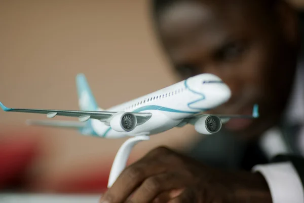 Jonge ingenieur met zijn vliegtuig model — Stockfoto