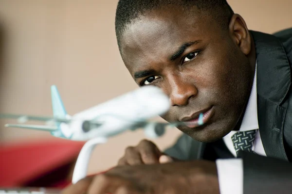 Junger Ingenieur mit seinem Flugzeugmodell — Stockfoto