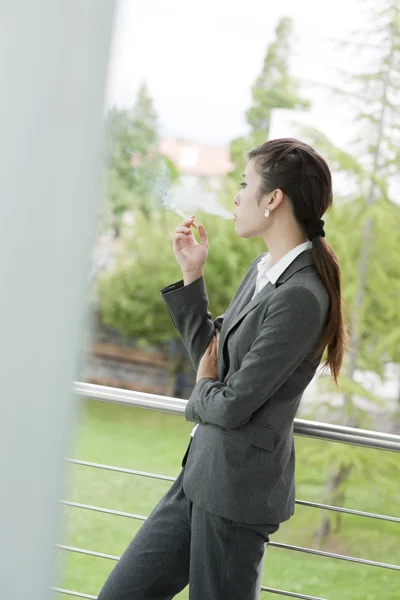 Dışarıda kadın sigara içen — Stok fotoğraf