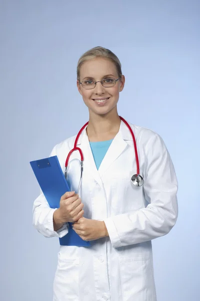 Beautiful female doctor with clipboard — Zdjęcie stockowe
