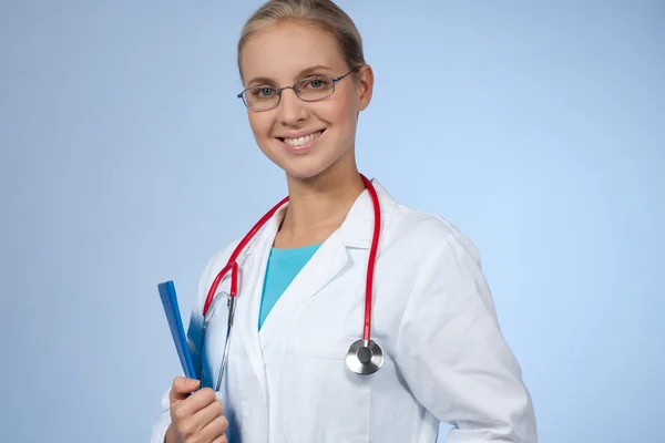 Mooie vrouwelijke arts met Klembord — Stockfoto