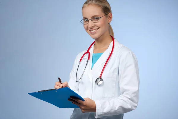 Krásný ženský lékař s schránky — Stock fotografie
