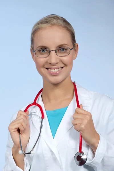 Primer plano de una hermosa joven doctora sonriendo — Foto de Stock