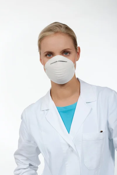 Genç bir kadın doktor koruyucu maske — Stok fotoğraf