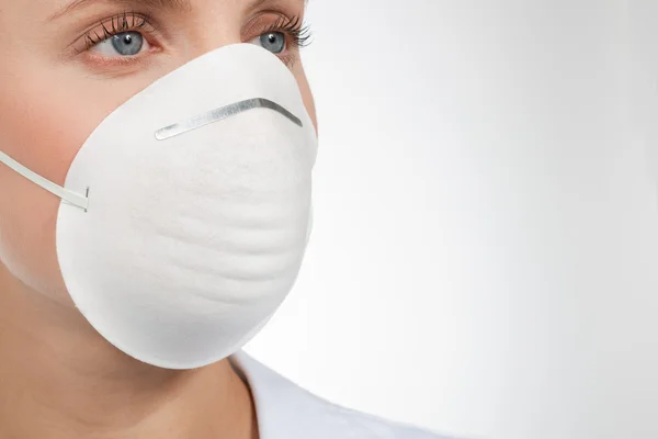 Yakın koruma maskesi ile genç bir kadın — Stok fotoğraf