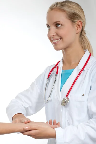 Doctor taking patient's pulse — Stock Photo, Image