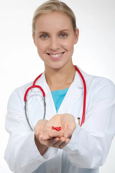 Lekarz posiadający jakieś tabletki w jej ręce — Zdjęcie stockowe