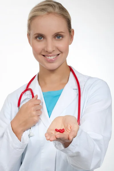 Arts met wat pillen in haar hand — Stockfoto