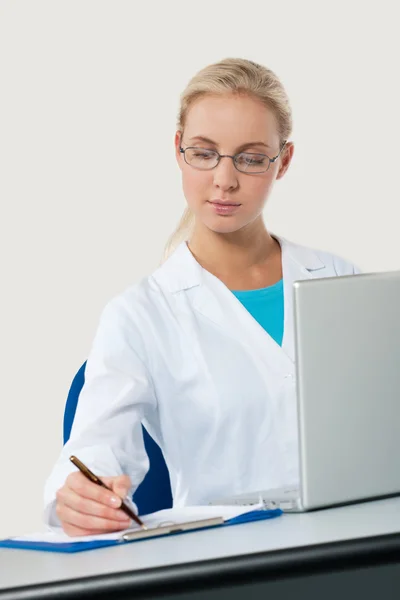 Laptopuyla çalışan güzel bir kadın doktor. — Stok fotoğraf