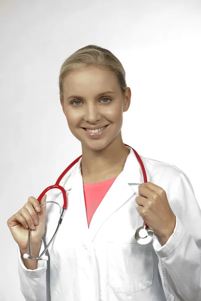 Egy gyönyörű nő orvos mosolyogva részlete — Stock Fotó