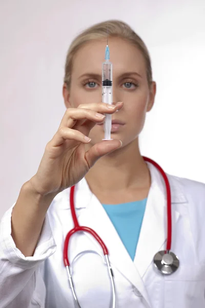 Médecin utilisant une seringue — Photo