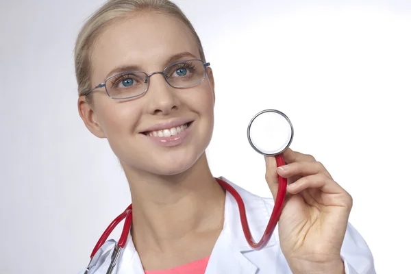 Close-up de um belo médico feminino com estetoscópio — Fotografia de Stock