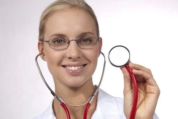 Close-up van een mooie vrouwelijke arts met een stethoscoop — Stockfoto