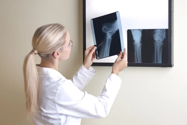 Médico examinando rayos X —  Fotos de Stock