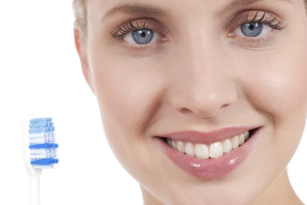 用牙刷微笑的年轻女人 — 图库照片