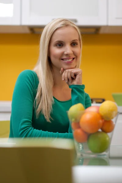 Красива молода жінка на своїй кухні — стокове фото