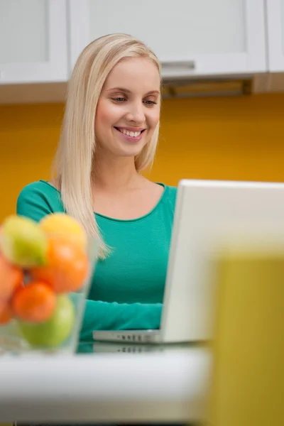 Güzel bir genç kadın wotking laptop onu mutfakta — Stok fotoğraf