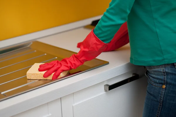 Frau putzt Küche — Stockfoto