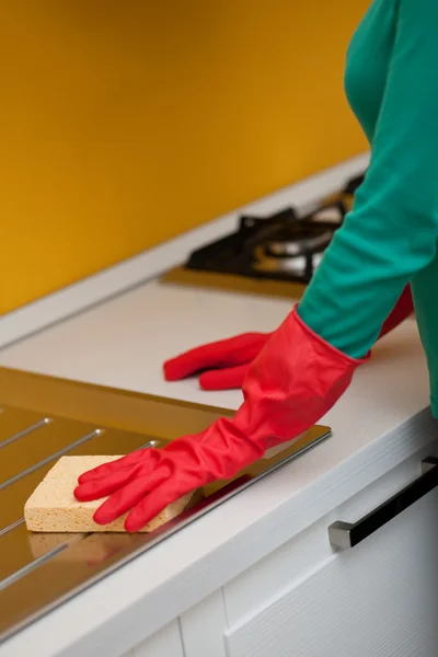 Kobieta sprzątanie kuchni — Zdjęcie stockowe