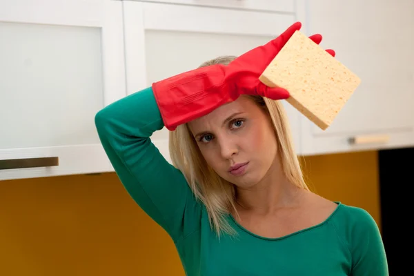 Mujer cansada limpieza cocina — Foto de Stock