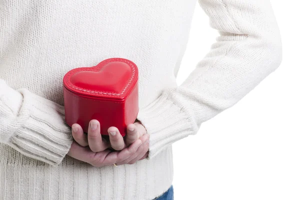 Adam bir kalp şeklinde kutusunu gizleme — Stok fotoğraf