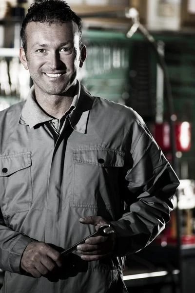 Smiling Mechanic — Stock Photo, Image