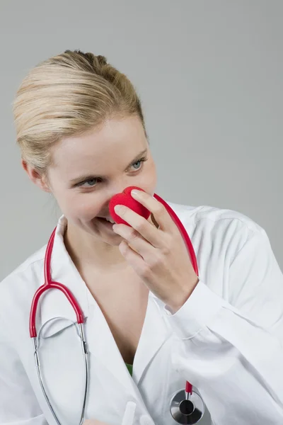 Médico palhaço fêmea com nariz vermelho — Fotografia de Stock