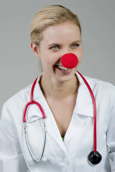 Medico clown donna con naso rosso — Foto Stock