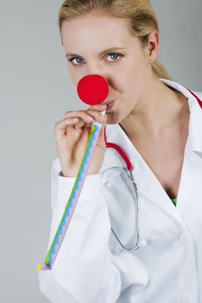 Medico clown donna con naso rosso — Foto Stock