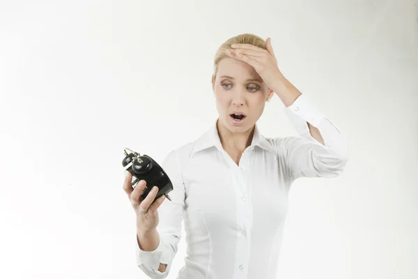 Affärskvinna ser chockad på klockan — Stockfoto