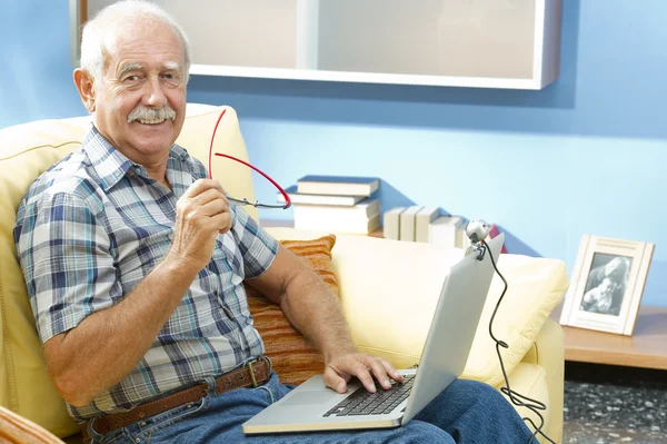 Leende äldre man hemma — Stockfoto