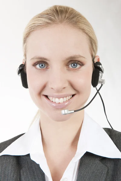 Mulher de negócios falando sobre fones de ouvido — Fotografia de Stock