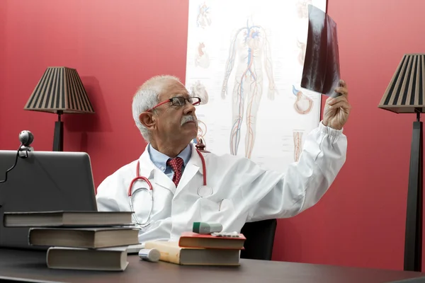 Dokter die röntgenfoto 's onderzoekt — Stockfoto