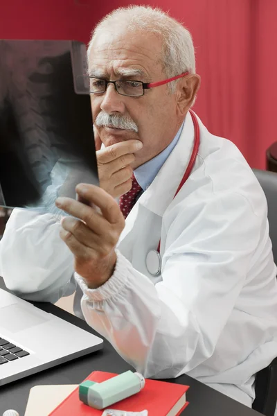 Доктор вивчення рентген — стокове фото