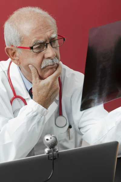 Doktor vyšetřuje rentgen — Stock fotografie