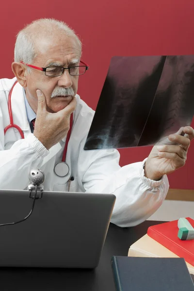 Lekarz badający rentgen — Zdjęcie stockowe
