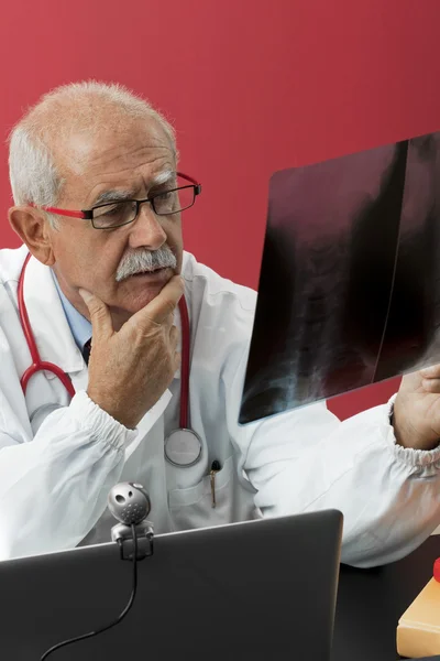 Medico esaminando i raggi X — Foto Stock