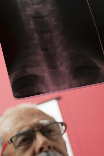 Доктор вивчення рентген — стокове фото