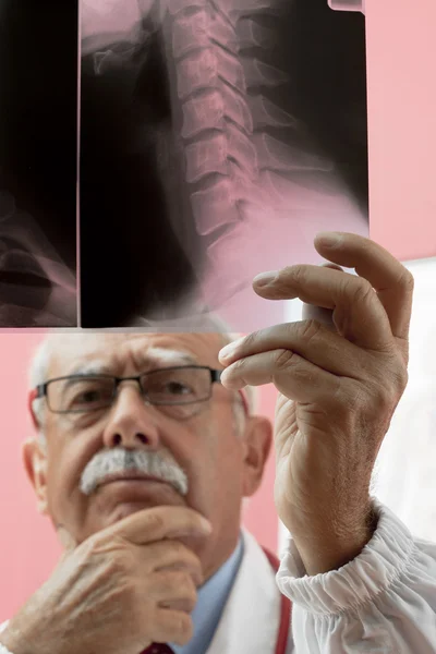 Doktor röntgeni inceliyor. — Stok fotoğraf