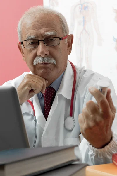 Senior Doctor Using Webcam — Stock Photo, Image