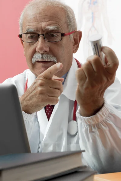 Senior arts je webcam gebruiken — Stockfoto