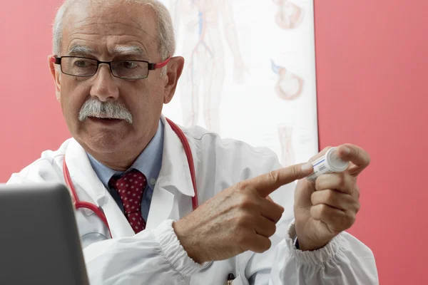 Senior Doctor Using Webcam — Stock Photo, Image