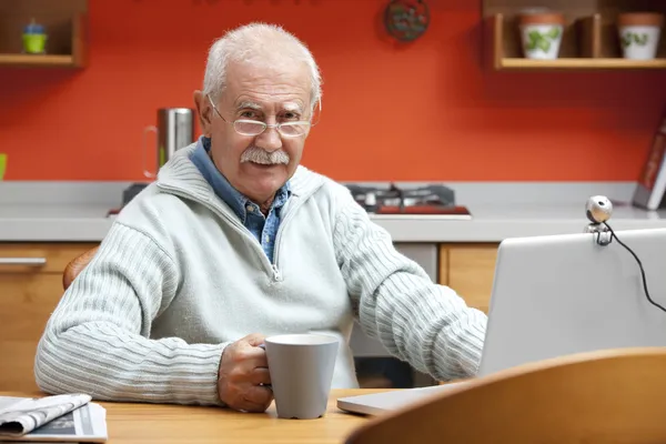 Starší muž mluví prostřednictvím webové kamery — Stock fotografie