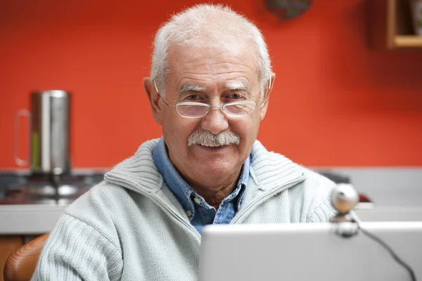 Senior homme parlant par webcam — Photo
