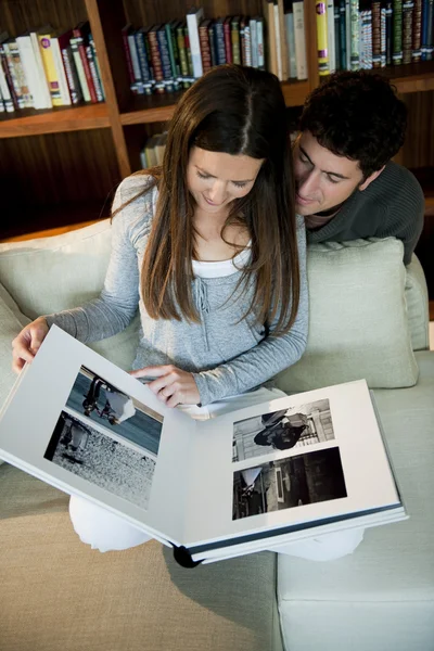 Paar kijken naar hun bruiloft foto 's — Stockfoto